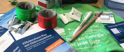 Werbematerial für das Effizienzhaus Plus mit Elektromobilität