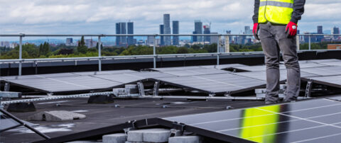 Solare Energienutzung auf Gewerbedächern im Bezirk Altona
